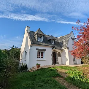  Hébergement de vacances Charming House In The Cabellou On Coastal Trail
